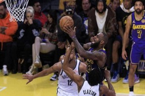 爱游戏 - 浓眉哥在篮网比赛中连败，高光表现引发热议！