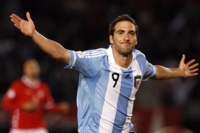 爱游戏官方网站 -亚洲杯转会风云：巴黎圣日耳曼盯上锋线强援，约基奇或成交易筹码